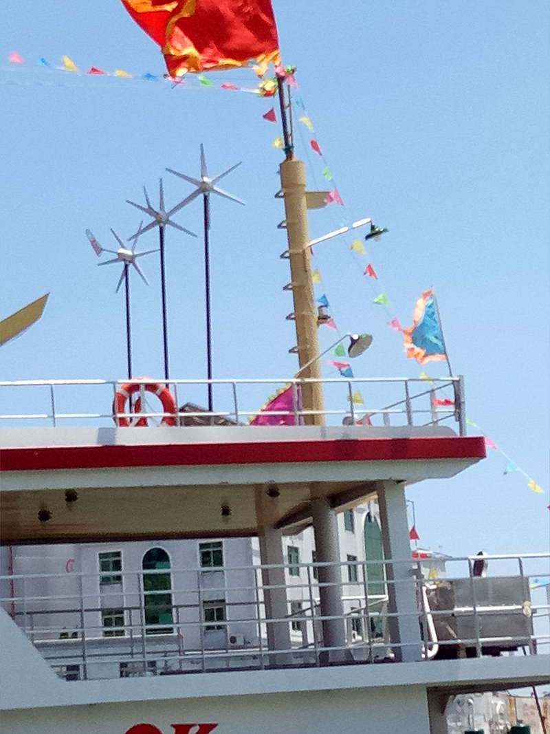 風(fēng)力發(fā)電機(jī)在漁船.jpg